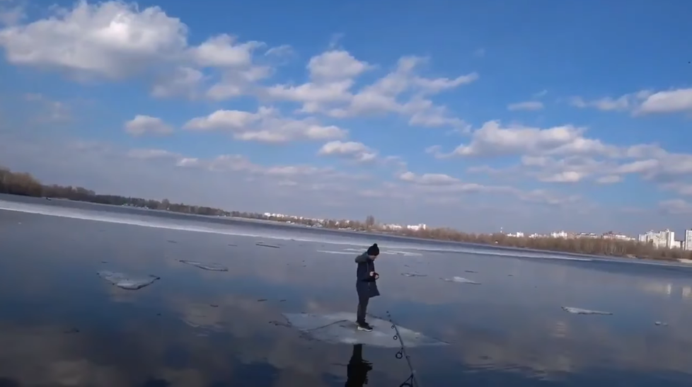 Chlapec uvízl na kusu ledu 30 metrů od břehu.