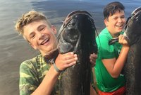 Mladí rybáři vytáhli z Lipna dva obří sumce: Tak vypadá nefalšovaná radost z úlovku