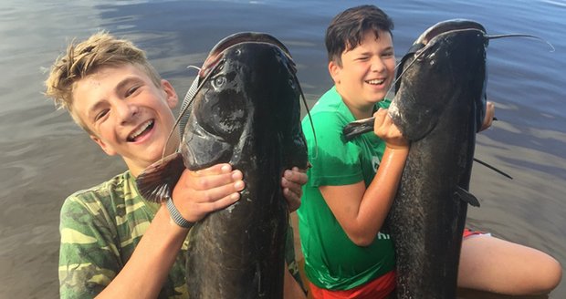 Mladí rybáři vytáhli z Lipna dva obří sumce: Tak vypadá nefalšovaná radost z úlovku