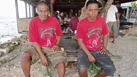 Uein Buranibwe (vlevo) a Temaei Tontaake se ztratili při nočním rybolovu. Měsíc bloudili v moři, až na jednom ostrově našli Tontaakeovu příbuznou