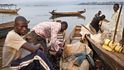 Rybáři na jezeře Kivu