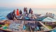 Rybáři na Tanganice nabízející své úlovky