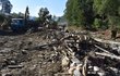 Místo bašty je jen půda vymletá řekou Opavou, v níž právě pracují dobrovolníci s těžkou technikou. Místo bašty je jen půda vymletá řekou Opavou, v níž právě pracují dobrovolníci s těžkou technikou.