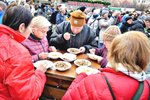 V pondělí 23. prosince Češi neváhali vystát si i půlhodinovou frontu na rybí polévku a houbového kubu od pražského primátora
