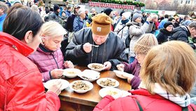V pondělí 23. prosince Češi neváhali vystát si i půlhodinovou frontu na rybí polévku a houbového kubu od pražského primátora