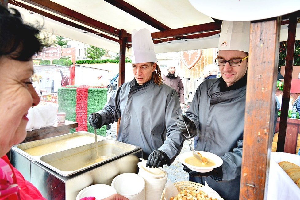 V pondělí 23. prosince Češi neváhali vystát si i půlhodinovou frontu na rybí polévku a houbového kubu od pražského primátora