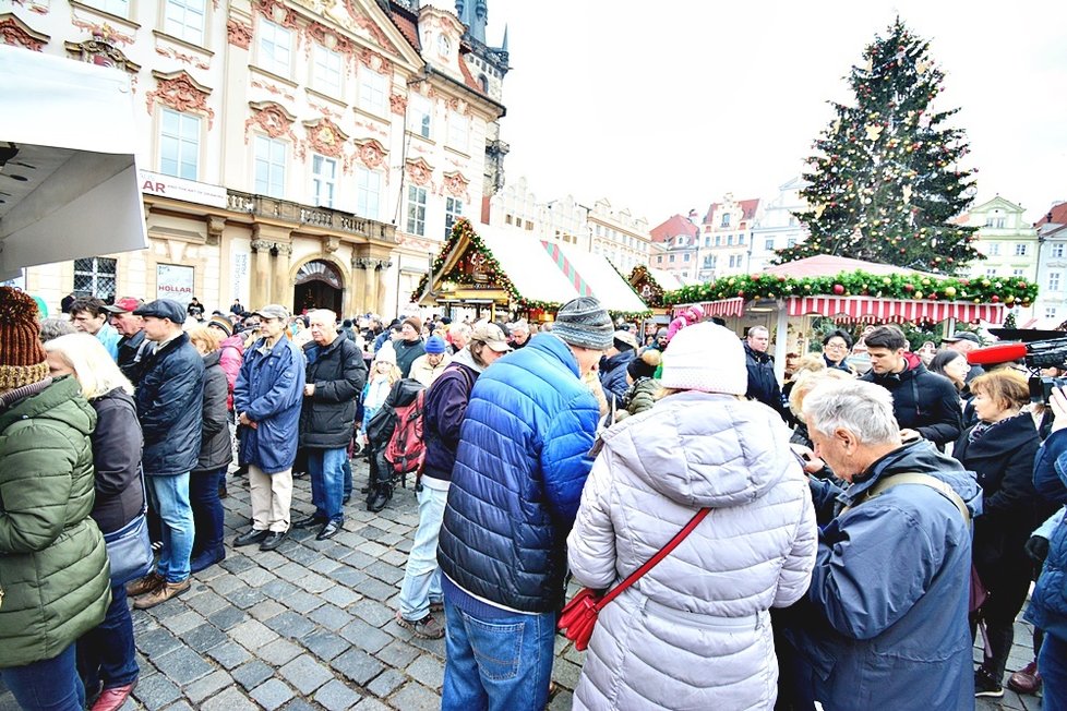 V pondělí 23. prosince Češi neváhali vystát si i půlhodinovou frontu na rybí polévku a houbového kubu od pražského primátora