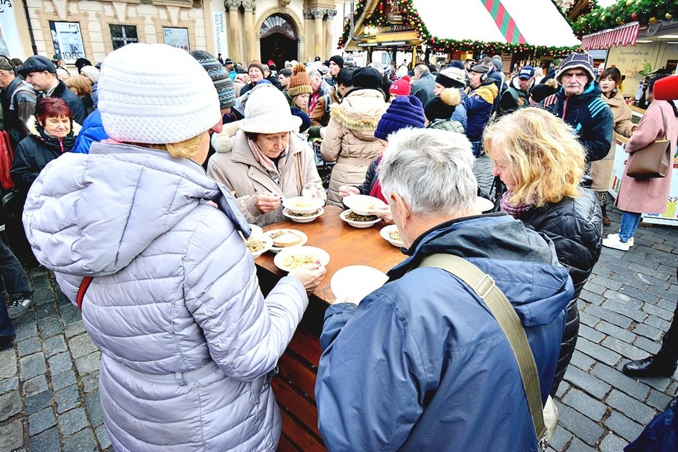 V pondělí 23. prosince Češi neváhali vystát si i půlhodinovou frontu na rybí polévku a houbového kubu od pražského primátora