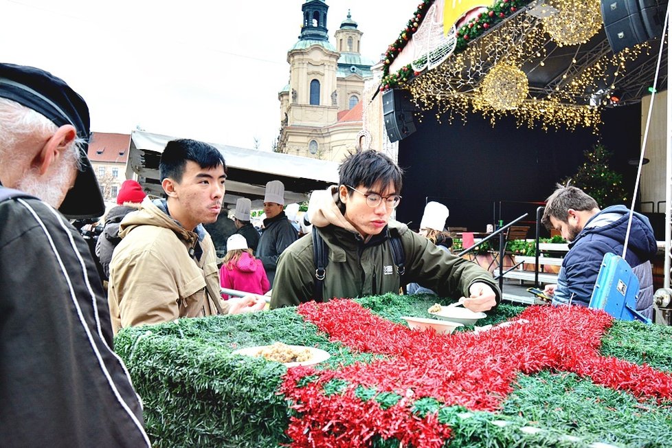 Na Staroměstském náměstí se rozdávala rybí polévka.