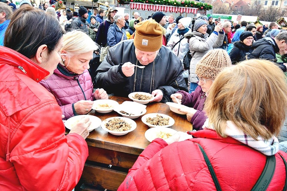 Na Staroměstském náměstí se rozdávala rybí polévka.