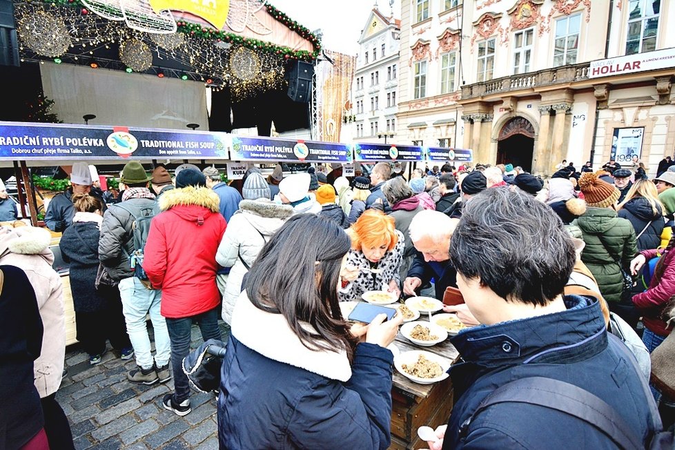 Na Staroměstském náměstí se rozdávala rybí polévka.