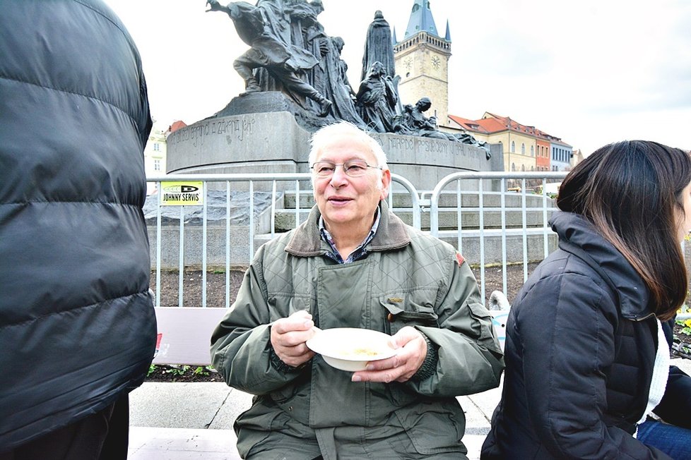 Na Staroměstském náměstí se rozdávala rybí polévka.