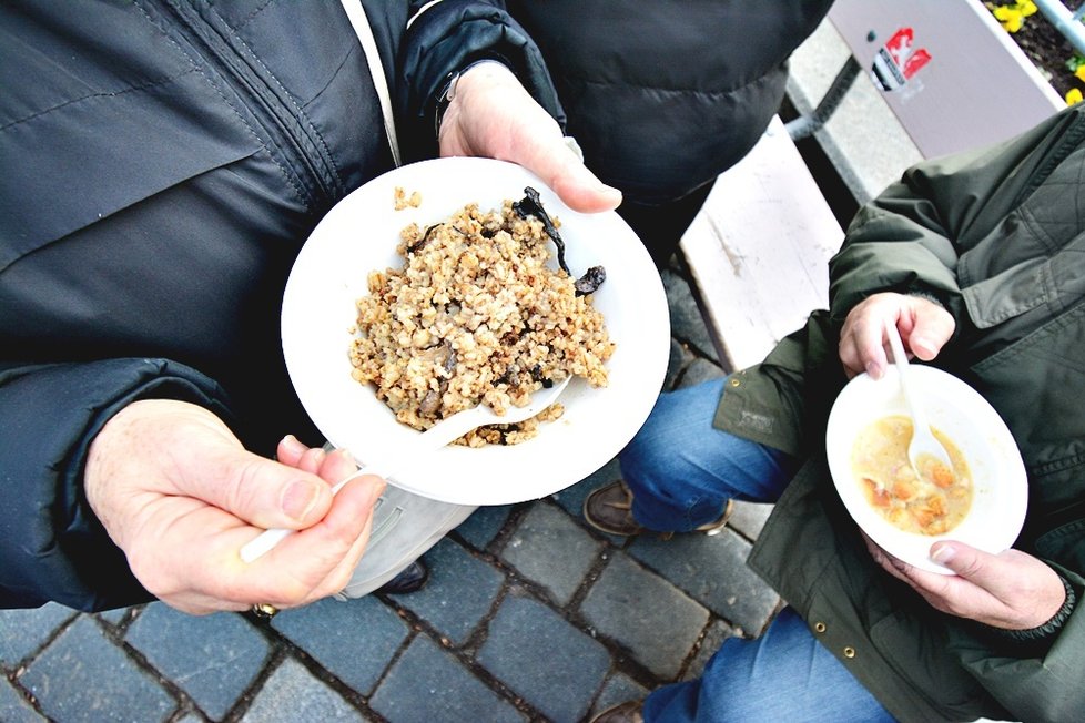 Na Staroměstském náměstí se rozdávala rybí polévka.