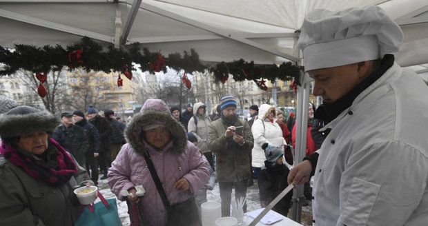 Lidé z žižkovské radnice rozlévali na náměstí Jiřího z Poděbrad rybí polévku.