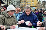 Na polévku zdarma se stály dlouhé fronty. Pražané si přinesli i ešusy