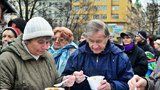 Polévka zdarma přilákala davy lidí do Prahy 3: Zájemci si nechali nalít i na doma