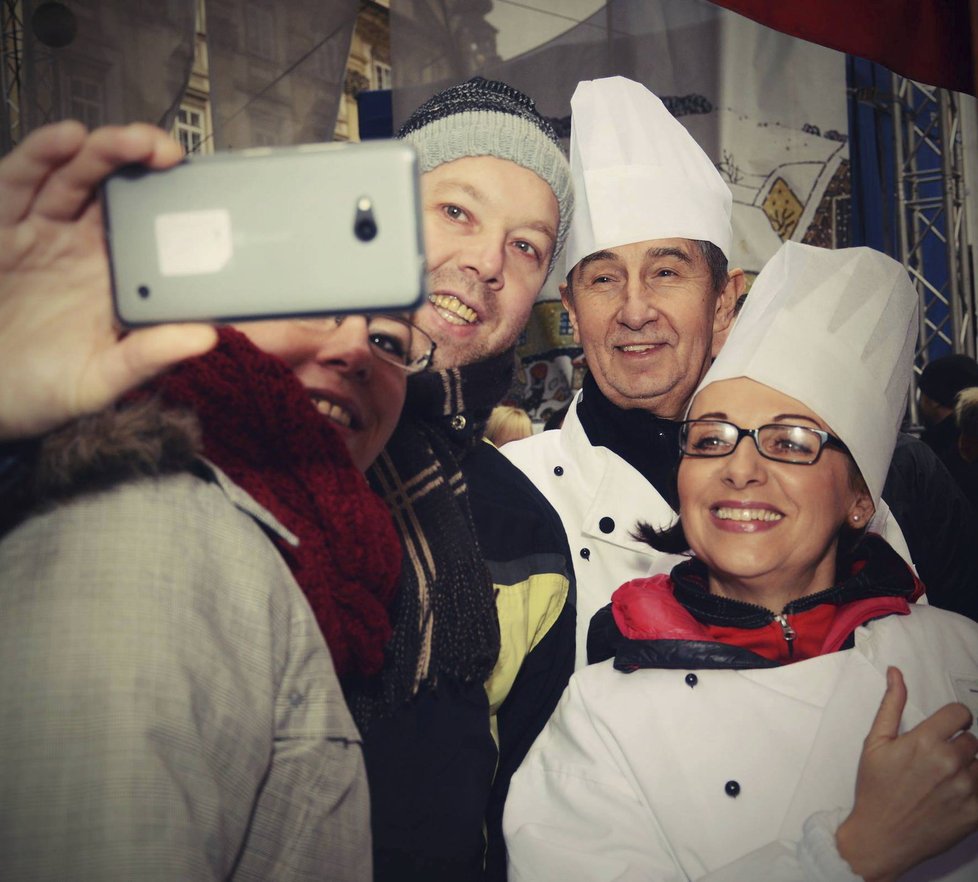 Ministr financí Andrej Babiš a stále ještě pražská primátorka Adriana Krnáčová (oba ANO) se vydali rozdat rybí polévku.