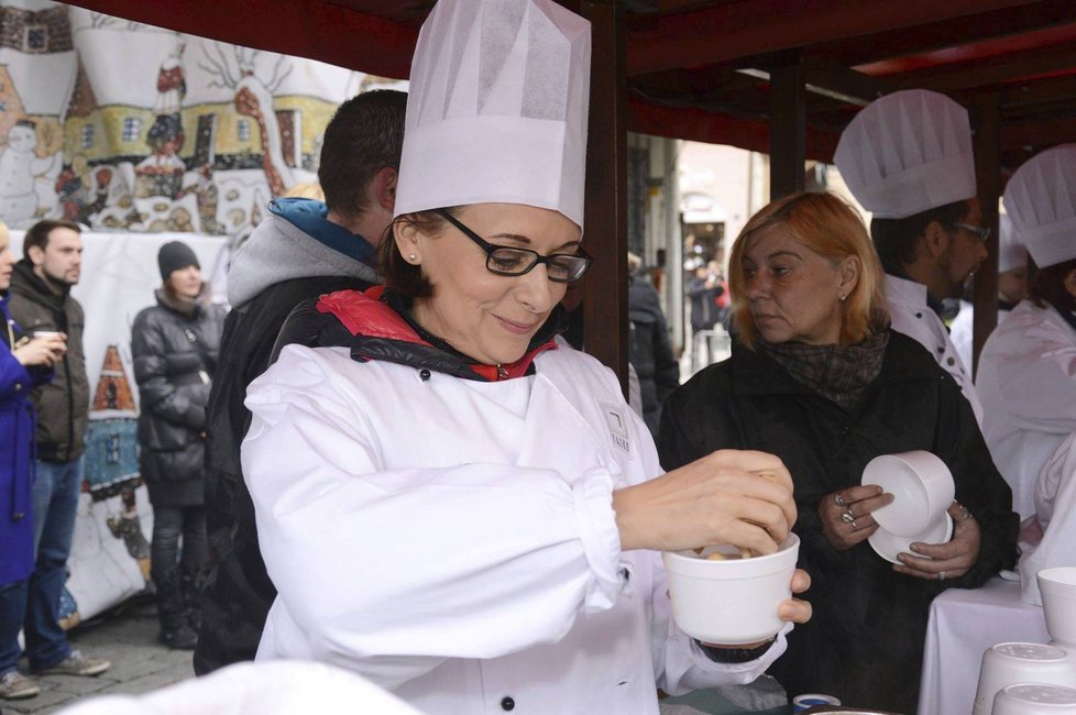 Pražská primátorka Adriana Krnáčová rozlévala polévku i loni.