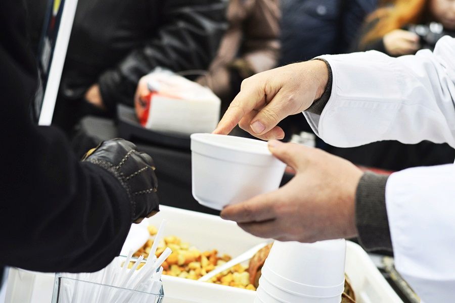 Na Václaváku a Staromáku stáli lidé dlouhé fronty, aby si dali na Štědrý den rybí polévku