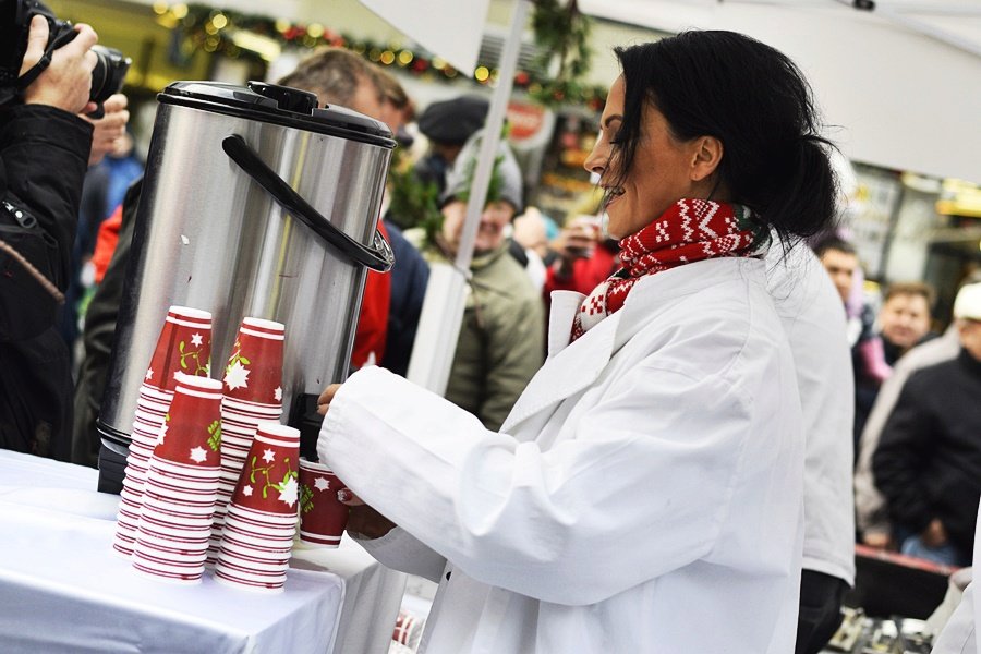 Na Václaváku a Staromáku stáli lidé dlouhé fronty, aby si dali na Štědrý den rybí polévku