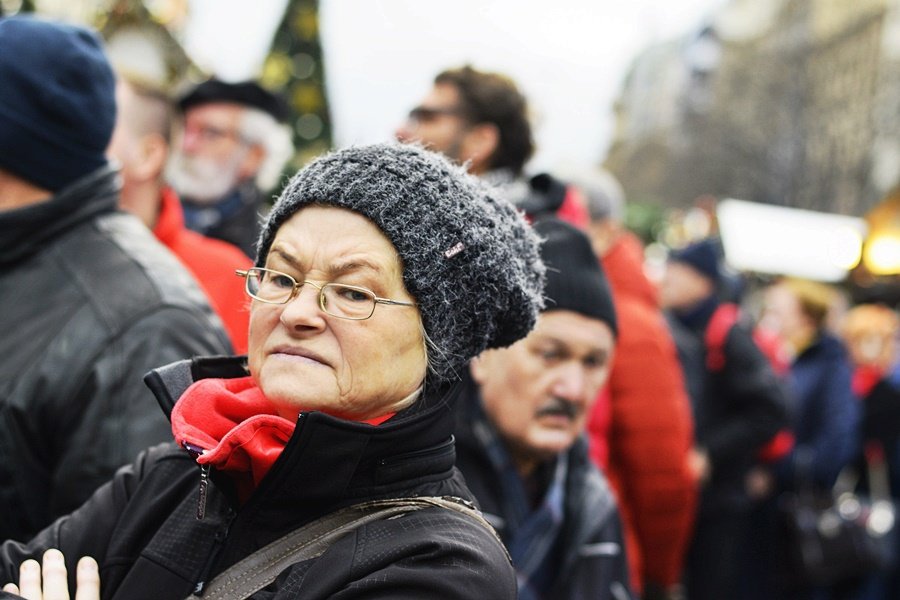 Na Václaváku a Staromáku stáli lidé dlouhé fronty, aby si dali na Štědrý den rybí polévku