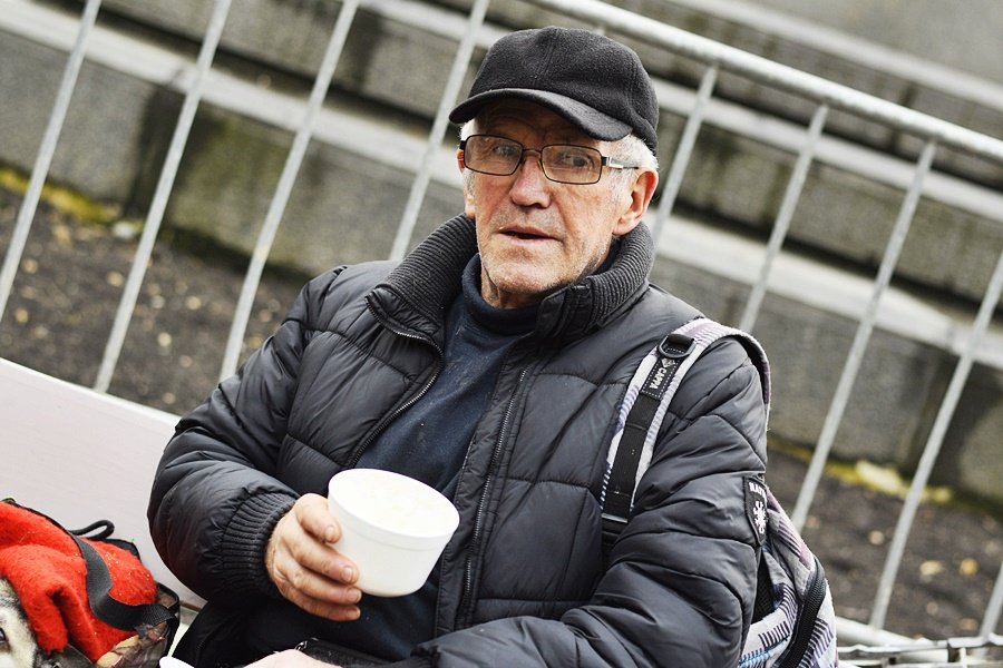 Na Václaváku a Staromáku stáli lidé dlouhé fronty, aby si dali na Štědrý den rybí polévku