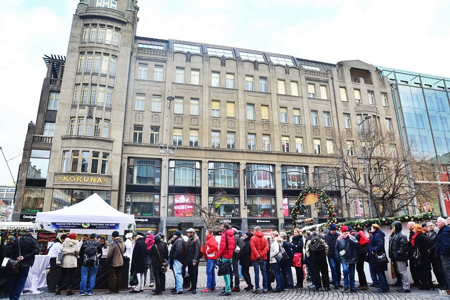 Na Václaváku a Staromáku stáli lidé dlouhé fronty, aby si dali na Štědrý den rybí polévku