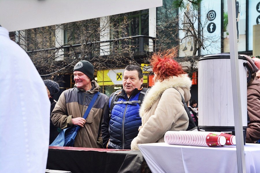 Na Václaváku a Staromáku stáli lidé dlouhé fronty, aby si dali na Štědrý den rybí polévku