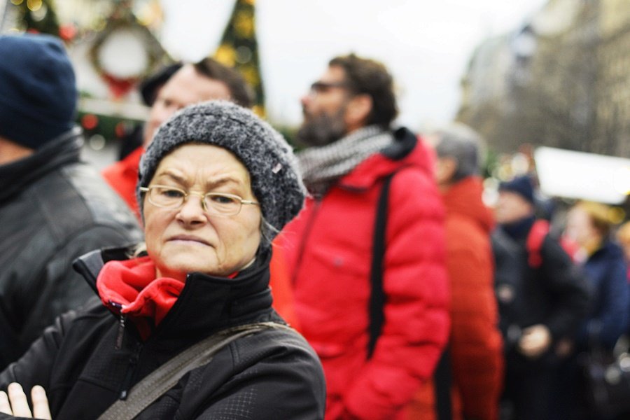 Na Václaváku a Staromáku stáli lidé dlouhé fronty, aby si dali na Štědrý den rybí polévku