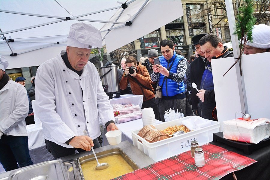 Na Václaváku a Staromáku stáli lidé dlouhé fronty, aby si dali na Štědrý den rybí polévku