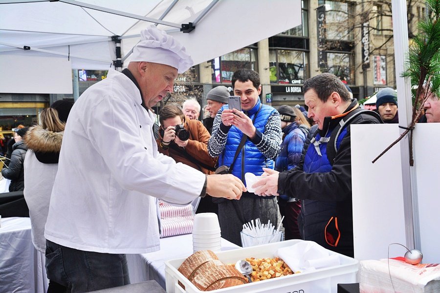 Na Václaváku a Staromáku stáli lidé dlouhé fronty, aby si dali na Štědrý den rybí polévku