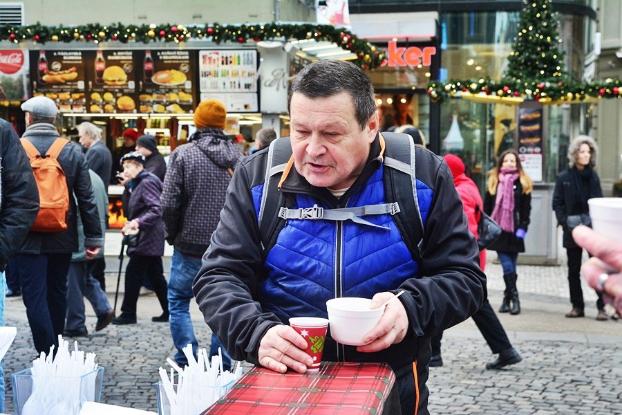 Na Václaváku a Staromáku stáli lidé dlouhé fronty, aby si dali na Štědrý den rybí polévku