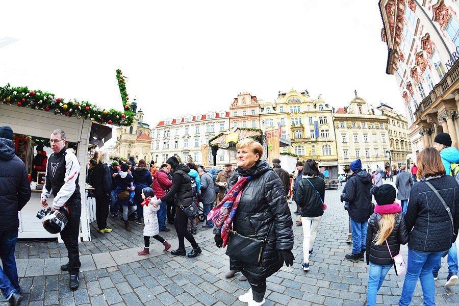 Na Václaváku a Staromáku stáli lidé dlouhé fronty, aby si dali na Štědrý den rybí polévku