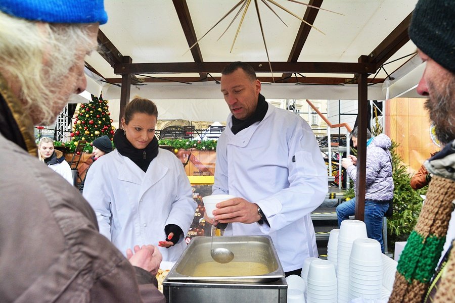 Na Václaváku a Staromáku stáli lidé dlouhé fronty, aby si dali na Štědrý den rybí polévku