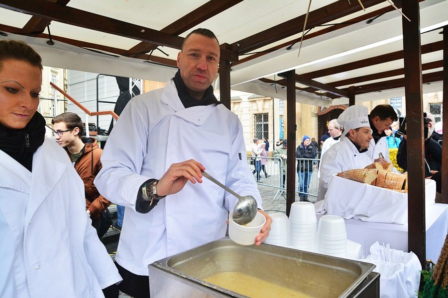 Na Václaváku a Staromáku stáli lidé dlouhé fronty, aby si dali na Štědrý den rybí polévku