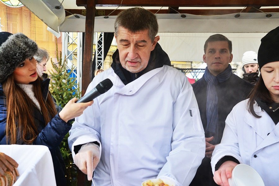 Andrej Babiš na Staroměstském náměstí naléval o Vánocích polévku.