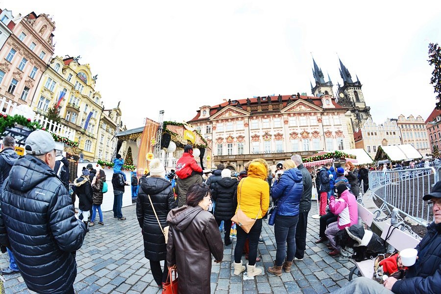 Na Václaváku a Staromáku stáli lidé dlouhé fronty, aby si dali na Štědrý den rybí polévku