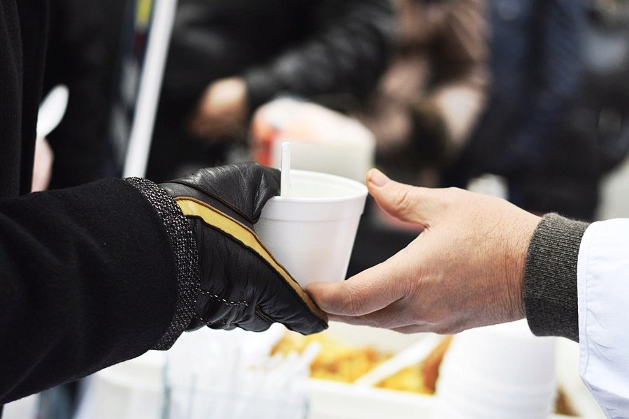 Na Václaváku a Staromáku stáli lidé dlouhé fronty, aby si dali na Štědrý den rybí polévku