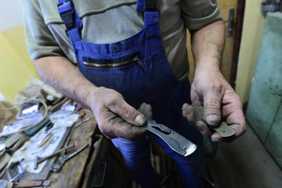 Vladimír Trojan pracuje na perku pro nůž vlastní konstrukce.