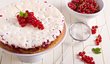 Pokud doma už nemáte bílky nebo vám sníh z nich nechutná, můžete vychladlý koláč potřít mírně oslazenou ušlehanou smetanou