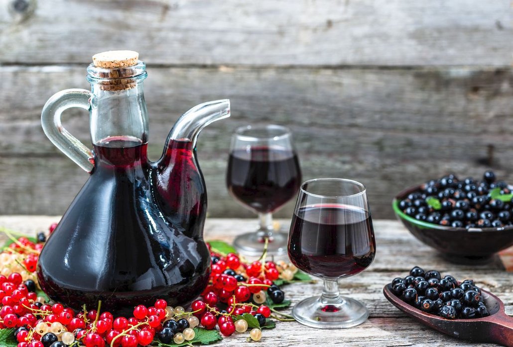 Pokud máte rybízu dost, udělejte si domácí rybízové víno, které patří k nejchutnějším ovocným vínům