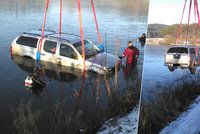 Mladý řidič podcenil námrazu: S autem skončil v rybníku!