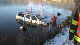 Po smyku sjelo auto do rybníka.