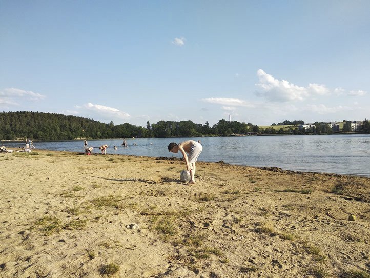 Pláž Velkého Boleveckého rybníka.