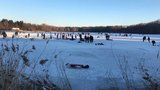 Češi vyrazili na zamrzlé rybníky: Ignorování varování, alkohol a kočárky na ledu