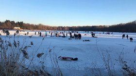 Češi vyrazili na zamrzlé rybníky: Ignorování varování, alkohol a kočárky na ledu