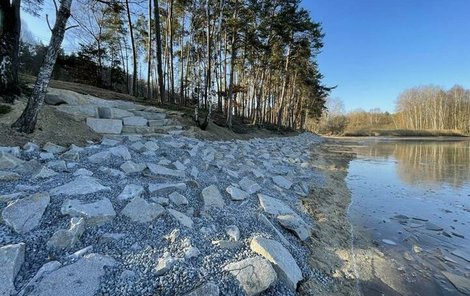 Šídlovský rybník v Plzni má nově zpevněný břeh, může se začít napouštět.