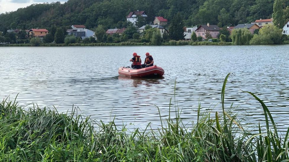 Na hladině Kyjského rybníka se objevila pestrobarevná skvrna.