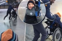 Zimní radovánky Maxíka s SMA: Na vozíčku dobýval zamrzlý rybník!