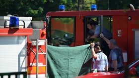 Zdravotníci a hasiči se snažili těla schovat za plentu